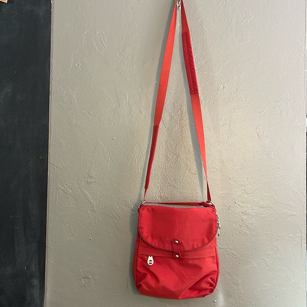 Baggallini‎ Nylon Crossbody brick red Silver Zipper Travel